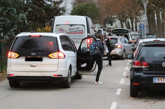 Viele Schülerinnen und Schüler wurden von den Eltern in die Schule gebracht