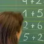 ++ ARCHIVBILD/THEMENBILD ++ Illustration zum Thema "Lehrer / Lehrerbedarf": Der vor allem durch Pensionierungen entstehende Bedarf an Lehrern erreicht 2019 seinen Höhepunkt. Knapp 3.900 Planstellen (von knapp 110.000) müssen heuer nachbesetzt werden. Im Bild schreibt eine Lehrerin am 28. April 2010 Mathematikaufgaben an die Tafel. (ARCHIVBILD VOM 28.4.2010)