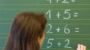 ++ ARCHIVBILD/THEMENBILD ++ Illustration zum Thema "Lehrer / Lehrerbedarf": Der vor allem durch Pensionierungen entstehende Bedarf an Lehrern erreicht 2019 seinen Höhepunkt. Knapp 3.900 Planstellen (von knapp 110.000) müssen heuer nachbesetzt werden. Im Bild schreibt eine Lehrerin am 28. April 2010 Mathematikaufgaben an die Tafel. (ARCHIVBILD VOM 28.4.2010)