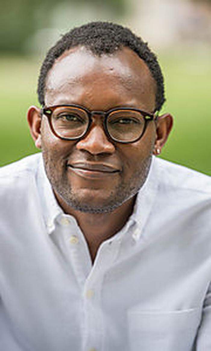 Fiston Mwanza Mujila wurde 1981 in Lubumbashi in der Demokratischen Republik Kongo geboren. Er studierte Literatur- und Humanwissenschaft. Schreibt Lyrik, Prosa, Theaterstücke und lebt seit 2009 in Graz. 
