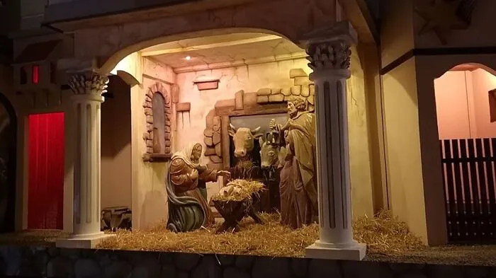 Die Krippe steht seit Samstag am Pfarrplatz von Heiligenkreuz