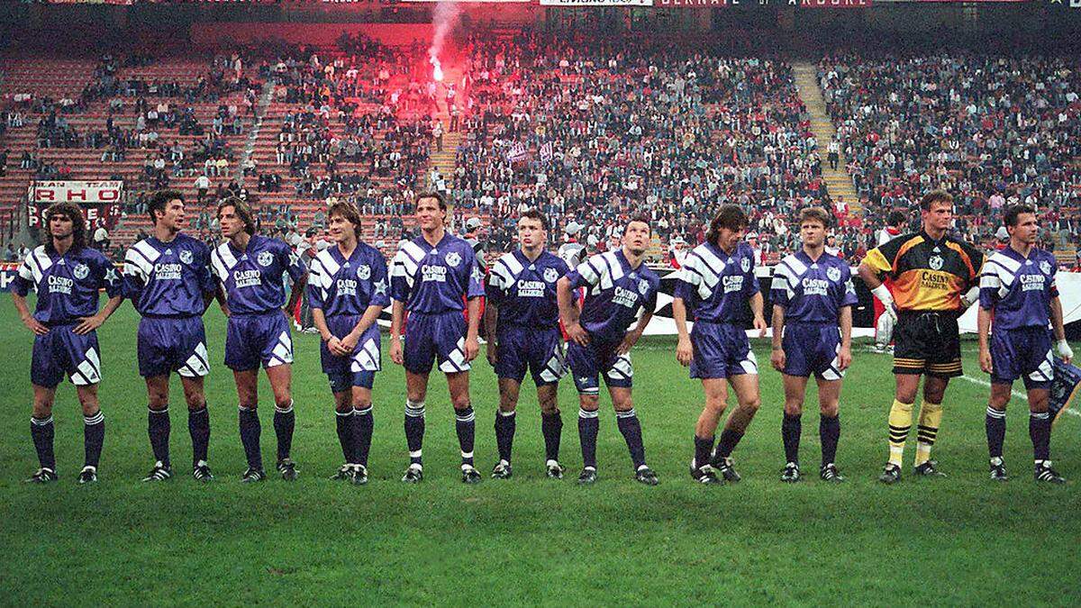 Tomislav Kocijan (5. von rechts) 1994 im Salzburg-Trikot beim Champions-League-Spiel beim AC Milan 