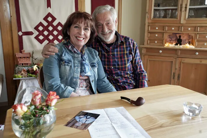 Helga, 70-jährige pensionierte Kosmetikerin im Ruhestand aus Tirol, hat in den „Liebesg’schichten und Heiratssachen“ vom 31. August 2020 nach ihrer großen Liebe gesucht. Vor einem Jahr erzählte sie von ihrem karitativen Projekt in einem kleinen Dorf in Nepal und wollte unbedingt einen Mann finden, der auch ihr Leben dort mit ihr teilt. Kein allzu leichtes Unterfangen! „Doch manchmal ist das Leben wirklich wie in einem Hollywood-Film,“ erzählen Helga und ihr Edi beim zweiten Interview ihre wirklich außergewöhnliche Geschichte. Nicht nur in Tirol wohnt Edi lediglich zwanzig Minuten von Helga entfernt. Auch er hat ein karitatives Projekt in einem kleinen Dorf in Nepal gegründet – noch dazu im Nachbardorf von Helgas Wirkungsstätte. „Edis Brief war der letzte, den ich bekommen habe. Er hat mich gleich berührt,“ erinnert sich die Tirolerin glückselig: „Wir haben uns das erste Mal gesehen und uns hat beide der Blitz getroffen! Als ob wir einander schon ewig kennen würden,“ weiß Edi noch ganz genau und freut sich schon auf viele weitere, gemeinsame Glücksmomente.