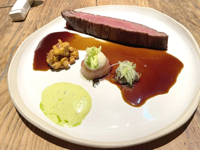 Vanille Rostbraten vom Ennstal-Wagyu mit Bärlauch und unglaublich knackig zarten jungen Eierschwammerl.