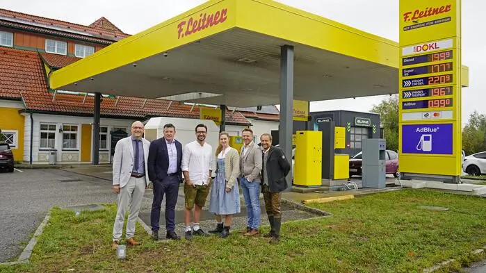 Nach einer zehntägigen Umbauphase eröffnete die Tankstelle beim Dokl in Hofstätten als „F. Leitner Mineralöle“