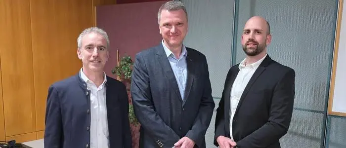 Gemeindekassier Michael Strametz (SPÖ), Bürgermeister Goran Fofonjka und Vizebürgermeister Matthias Prutti (FPÖ) (v. l.) bei der jüngsten Gemeinderatssitzung