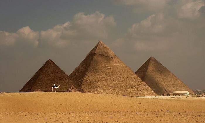 Die Pyramiden von Gizeh bei Kairo 