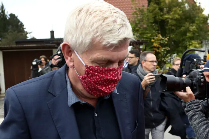 Die Vorwürfe gegen die drei anderen Angeklagten, darunter der ehemalige Porsche-Entwicklungsvorstand Wolfgang Hatz, wiegen schwerer: Sie sollen veranlasst haben, dass ab 2009 die Abgaswerte von Diesel-Fahrzeugen manipuliert wurden.