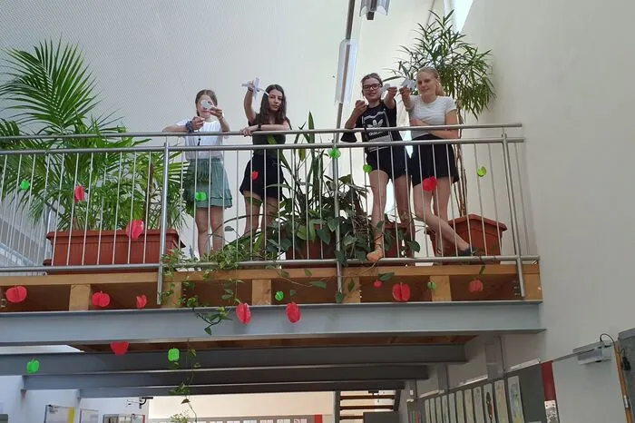 Wissenschaftswerkstatt für die vierten Klassen Vier Jahre lang nahmen die Schülerinnen und Schüler der Mittelschule in Puch bei Weiz am Projekt "Wissenschaftswerkstatt" teil. Darin versuchten Funktionäre der Kaiserschild Stiftung mathematische und naturwissenschaftliche Themen den Kindern spannend, praxisnah und altersgerecht zu vermitteln. Den Abschluss des Projekts bildete das Modul "Fliegen" sowie eine Online-Veranstaltung, wobei die Kinder virtuell durch das Physikinstitut der Universität Graz geführt wurden.