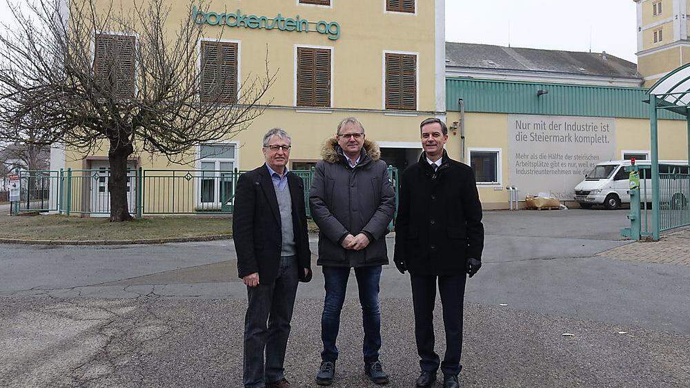 Winfried Lechner und Alfred Pfeifer von der Firma Pfeifer Real GmbH mit Bürgermeister Wolfgang Dolesch
