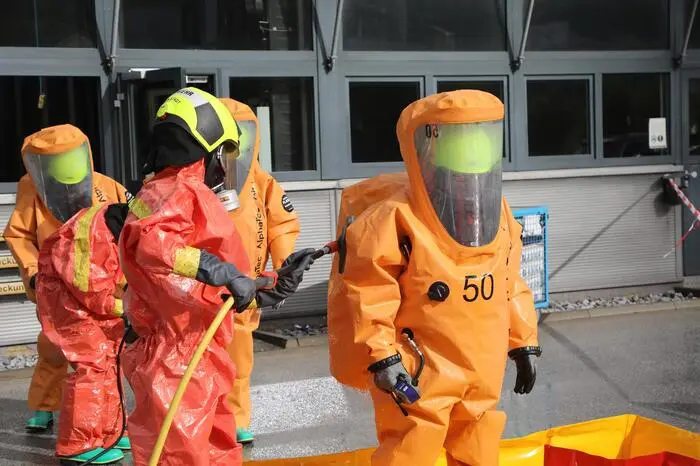Nach jedem Einsatz in der Halle müssen die Anzüge dekontaminiert werden