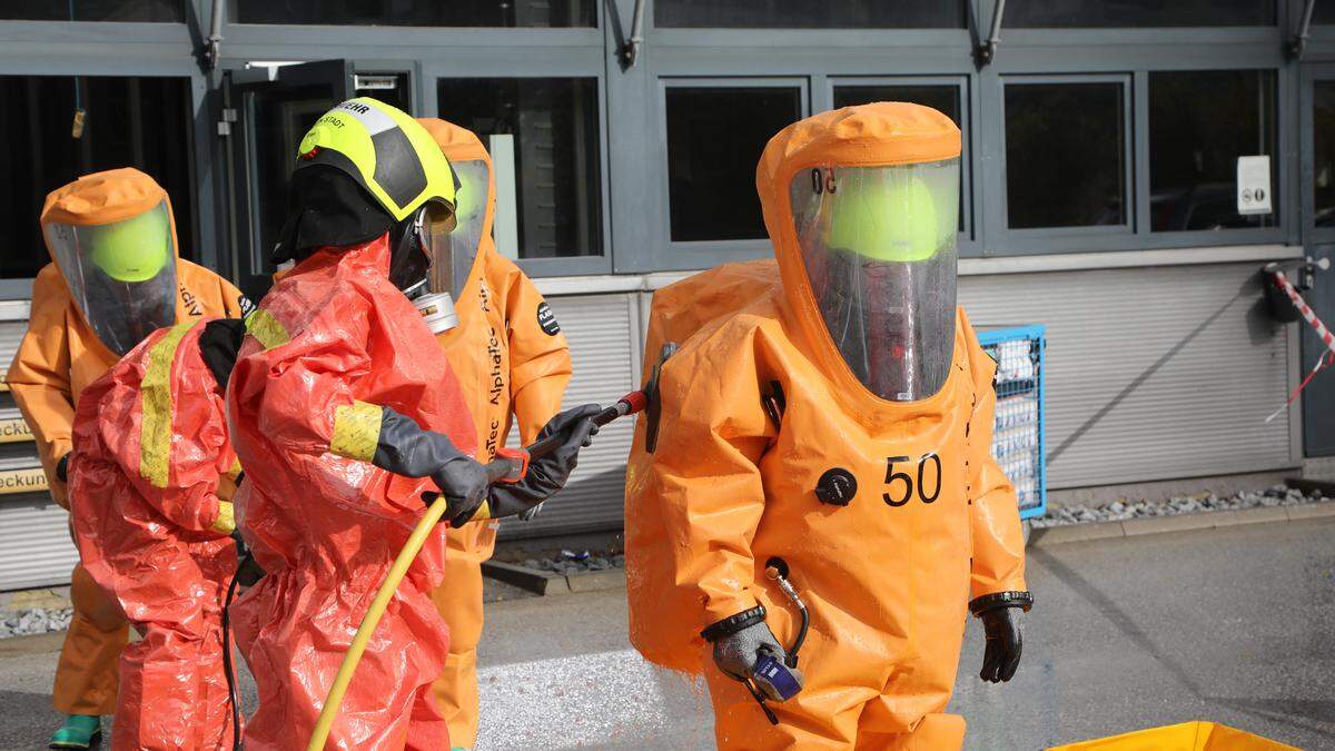 Mit schwerem Atemschutzgerät und Schutzanzügen war die Feuerwehr im Einsatz | Mit schwerem Atemschutzgerät und Schutzanzügen war die Feuerwehr im Einsatz