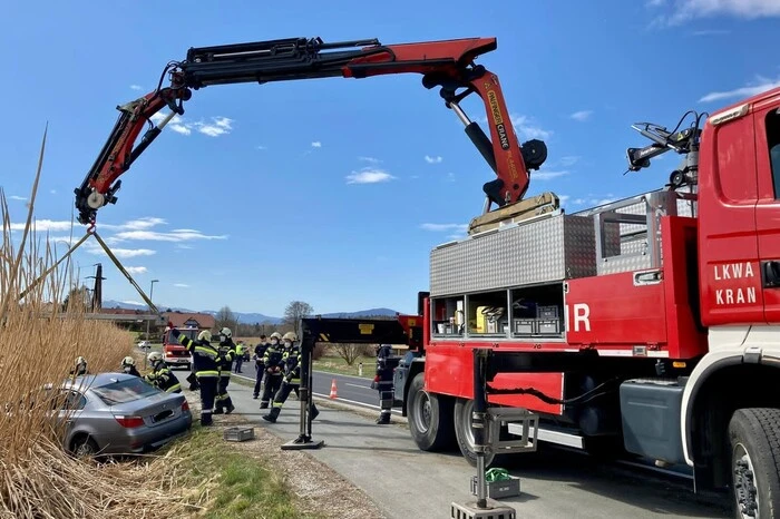 Erst vor drei Wochen musste die FF Gussendorf zur Fahrzeugbergung ausrücken. Zwei Fahrzeuge kollidierten. Ein Auto landete im angrenzenden Acker.