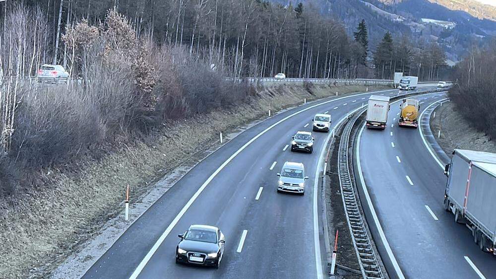 Autobahn und Bundesstraße (li.) als ständiger Ort der Lärmentwicklung