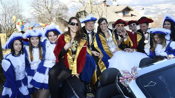 Der Umzug mit 41 originell dekorierten Faschingswägen wurde angeführt von der "Schattseitner" Prinzengarde, dem Prinzenpaar Sabrina Zlöbl und Carsten Janesch, sowie von Kanzler Günter Brunner und seinen Ministern.