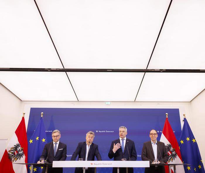 Finanzminister Magnus Brunner (ÖVP), Vizekanzler Werner Kogler (Grüne), Bundeskanzler Karl Nehammer (ÖVP) und Sozialminister Johannes Rauch (Grüne) 