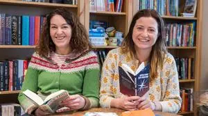 19.12.2024, Schladming, Steiermark, Österreich (Austria): Lesung am Hof ist eine Serie an Lesungen im Bio Hotel Feistererhof, Ramsau am Dachstein, die von Christina Simonlehner organisiert und von Buchhändlerin Ulrike Schneider unterstützt wird. Im Bild v. l. Ulrike Schneider und Christina Simonlehner in der Buchhandlung Buch und mehr in Schladming. 
Fotocredit: Martin Huber