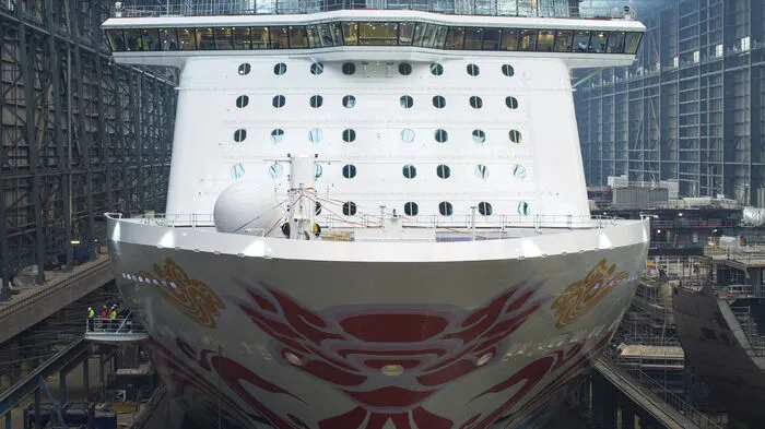 Nicht einmal ein Jahr nach der Kiellegung ist auf der Papenburger Meyer Werft in Norddeutschland das viertgrößte Kreuzfahrtschiff der Welt ausgedockt worden.