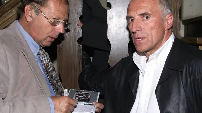 Dietrich "Didi" Mateschitz wird am 20. Mai 1944 im steirischen Sankt Marein im Mürztal geboren. Später absolviert er die Hochschule für Welthandel in Wien, wird Diplomkaufmann und arbeitet u.a. als Vertreter für Jacobs Kaffee. 1984 gründet er zusammen mit der thailändischen Unternehmerfamilie Yoovidhya die Red Bull GmbH. Im Bild mit Formel-Eins-Reporterlegende Heinz Prüller