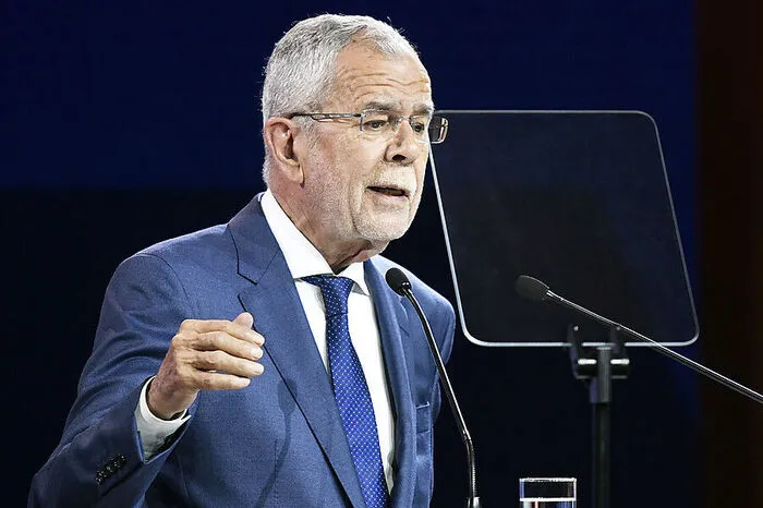 Bundespräsident Alexander Van der Bellen hat sich beim scheidenden SPÖ-Chef Christian Kern im Namen der Republik für seine Tätigkeit als Bundeskanzler und als Chef der größten Oppositionspartei bedankt. Er habe Kern als "engagierten und kompetenten Politiker kennengelernt", erklärte Van der Bellen am Samstag in einer Aussendung. Es verdiene Anerkennung, dass sich Menschen auch außerhalb der Politik - und sei es für begrenzte Zeit - für politische Tätigkeiten zur Verfügung stellen und so dem Gemeinwohl dienen, fügte das Staatsoberhaupt an.