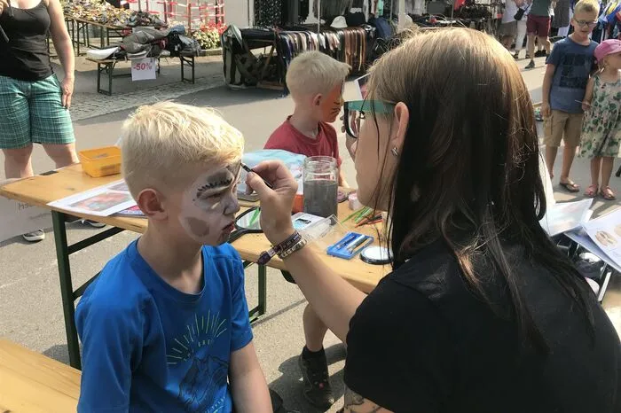 Die kleinen Besucher konnten sich beim Kinderschminken in Regenbogentiger und Superhelden verwandeln.