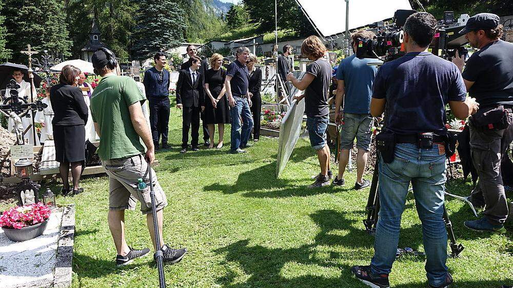 Regisseur Peter Keglevic (Mitte mit blauem Polo-Shirt) behält beim Dreh am Tragößer Friedhof den Überblick