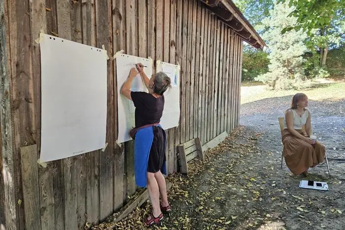 Die sieben Teilnehmerinnen und Teilnehmer unterhielten sich über ihre Gefühle und Erfahrungen mit dem Klimawandel, welche später als Inspiration für ein gemeinsames Kunstwerk dienen sollten.