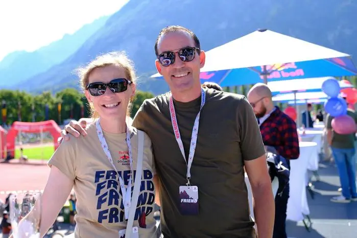 Auf der „Ehrenempore“: Bezirkshauptrfau Bettina Heinricher und Hotelier Thomas Winkler