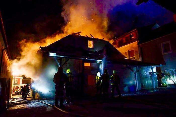 Beim Eintreffen der Einsatzkräfte schlugen die Flammen bereits meterhoch aus dem Dachstuhl 