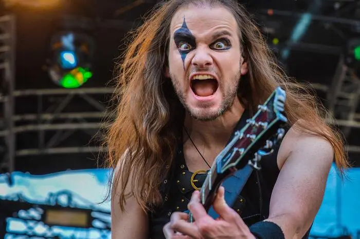 Die Bands Psych, Shimmer, Vertilizar, Mission in Black, Vinegar Hill, Infected Rain, Orden Ogan, Katatonia und Amorphis sorgten für einen fulminanten Start.