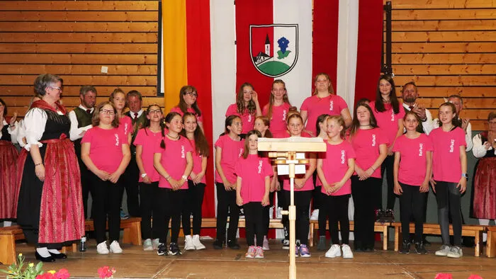 Die Überraschung des Abends war der „RePaKi“ Kinder- und Jugendchor der Gemeinde Reichenau unter Leitung von Petra Ortner. Gratulation zum 1. gemeinsamen Auftritt!  