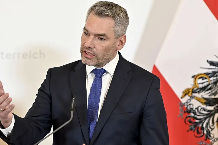 "Wenn wir einen Weg gefunden haben, werden die Grünen den Weg mitgehen." Innenminister Karl Nehammer (ÖVP) will auch die Sicherungshaft unwiderstehlich machen.