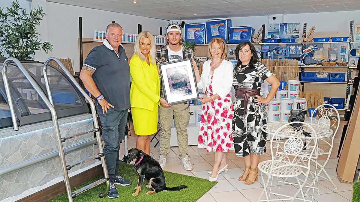 Familie Pankl mit Vizebürgermeisterin Andrea Winkelmeier und Mitarbeiterin Jutta Wenger beim Willkommensbesuch im neuen Pool-Shop in der Leobnerstraße.