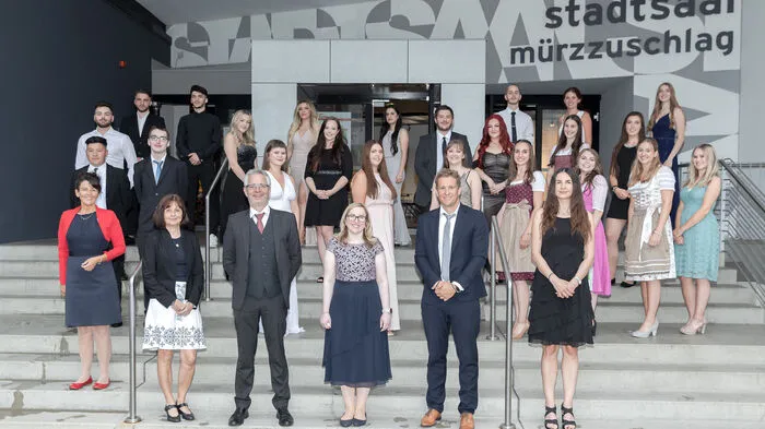 Die Maturantinnen und Maturanten von der HAK Mürzzuschlag: 5. AK-Klasse: Selina Arslan, Tanja Bauer, Tina Blümel, Lukas Eder, Nina Erlacher, Amir Feta, Lena Geßlbauer, Laura Grünbichler, Teresa Hochreiter, Anes Ismaili, Nicole Kremnitzer, Jana Lamprecht, Sabrina Leitner, Ali-Asghar Nazari, Johanna Pfeffer, Leonita Qelaj, Lirim Qufaj, Giuliana Serton, Annika Ulm und Nina Walli.