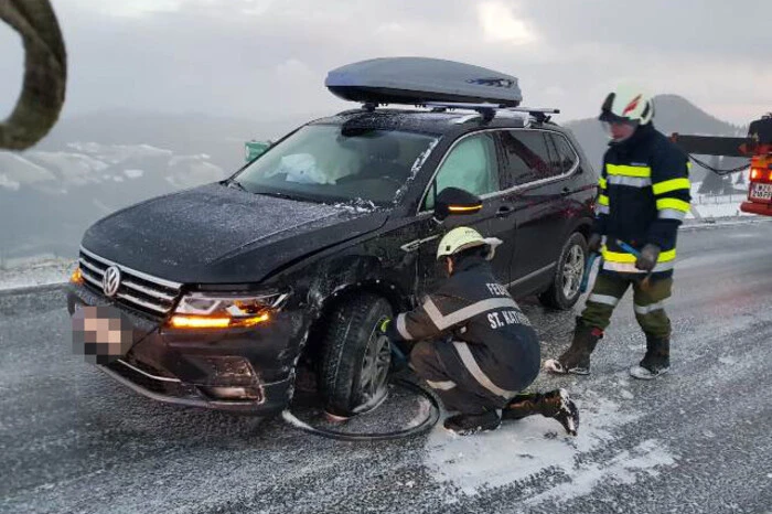Die Feuerwehrkameraden machten die Straße wieder frei.