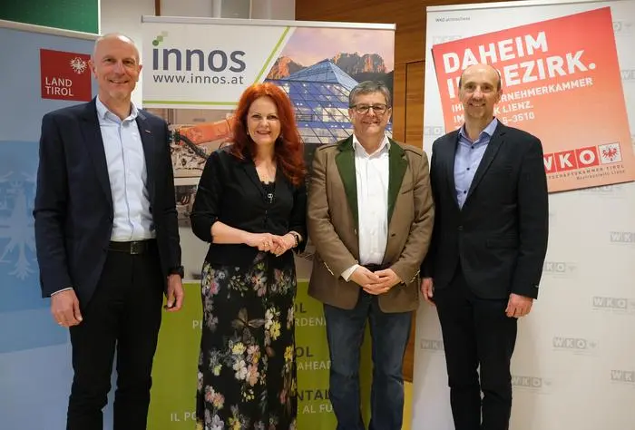 Eröffneten das Labor in der Fachberufsschule in Lienz (von links nach rechts): Johann Kollreider (Wirtschaftskammer Lienz), Cornelia Hagele (Landrätin), Reinhard Lobenwein (INNOS) und Klaus Oberegger (Direktor TFBS)