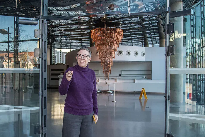 Im Jänner 2017 hat Kunsthaus-Chefin Barbara Steiner ihre Pläne präsentiert, das Foyer im Kunsthaus und den Vorplatz zur Mur hin neu zu gestalten.