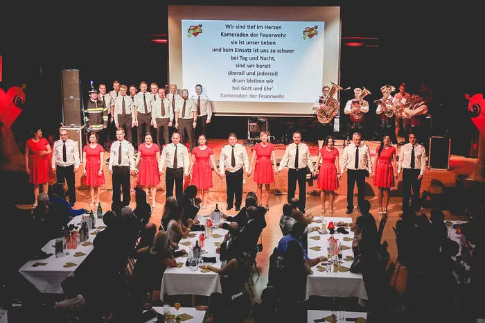 Als Abschluss der Eröffnung sangen der Feuerwehrchor, die Tänzer und mehrere hundert Ballgäste das Feuerwehrlied gemeinsam. Begleitet wurde es von der Marktmusikkapelle Heiligenkreuz.
