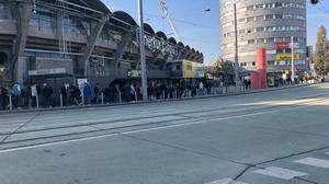 Seit den frühen Morgenstunden standen die Sturm-Fans in Liebenau Schlange