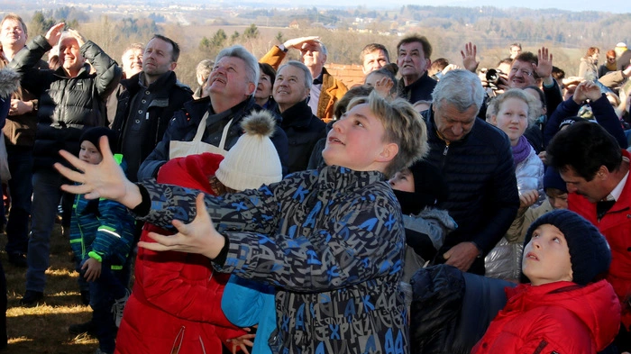 Jeder Besucher des Brauchtumsfestes wollte Striezel, die vom "Himmel" fielen, erhaschen.