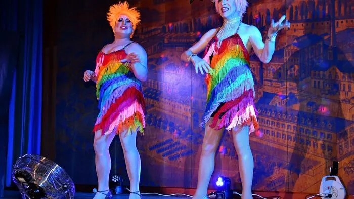 Die Travestieshow mit den "Grazien" am Freitagabend im Grazer Brauhaus Puntigam stand ganz im Zeichen der Regenbogenfahne ...