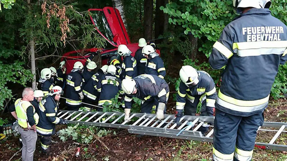 Eine Person musste aus dem Fahrzeug geborgen werden