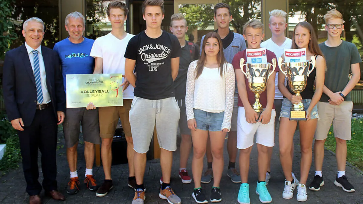 Die erfolgreichen Sportler mit Direktor Reinhard Pöllabauer (link) und Lehrer Wolfram Dörfler (2. links)