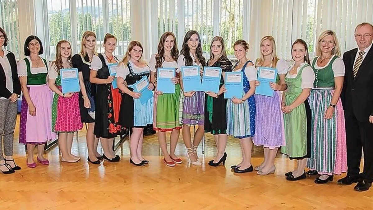 Zehn Schülerinnen der HAK traten mit Erfolg zur vorgezogenen Matura an