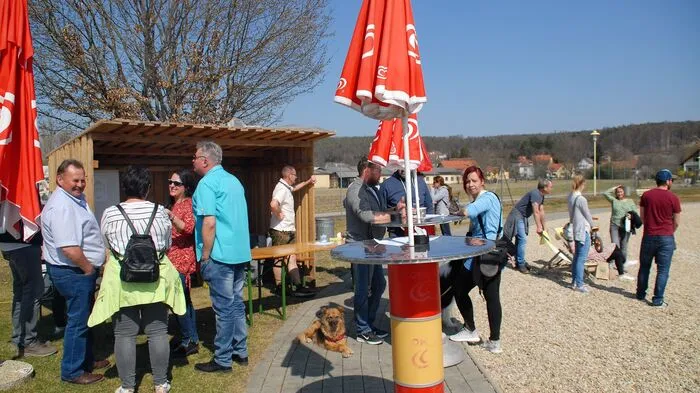 Der Ostermarkt beim Bade- und Freizeitpark "Siniwelt" lockte zahlreiche Gäste zum Badesee.