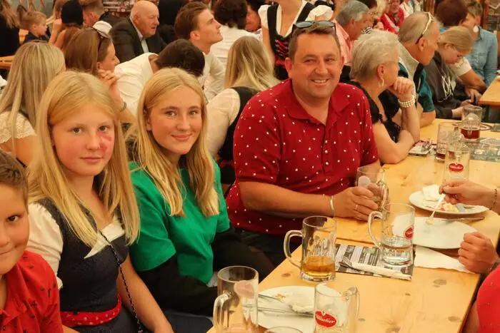 Am Wochenende gesichtet: Ärztin Sabine Wolkenstein sowie der Klein St. Pauler Bauhofchef Tommi Puck. Klicken Sie sich durch die Fotogalerie! Ein Video gibt es auf Facebook Kleine Zeitung St. Veit/Feldkirchen zu sehen!