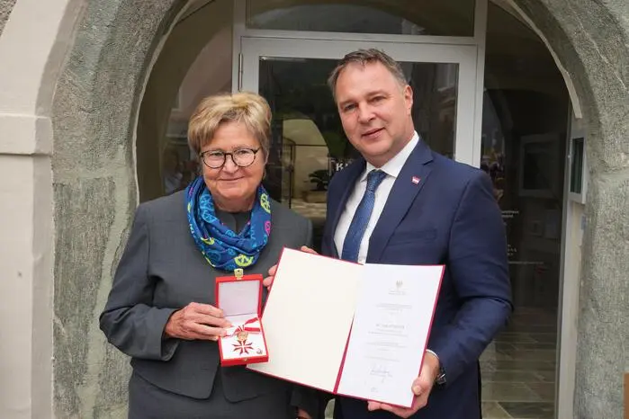 Erika Schuster wurde das Goldene Ehrenzeichen der Republik überreicht