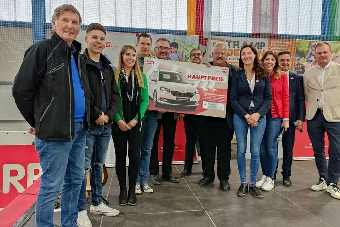 Gewinner des Skoda Fabia ist Samuel Baumann aus Griffen (2. von links).