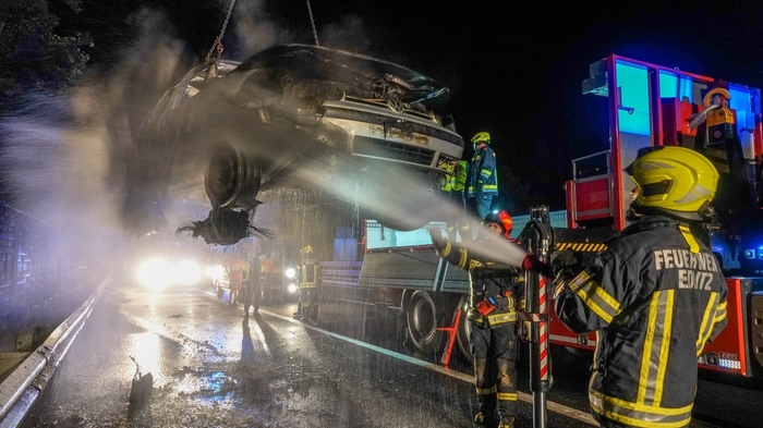 Kurz vor Mitternacht wurde die Feuerwehr Edlitz zu einem Einsatz auf der Südautobahn alarmiert.
