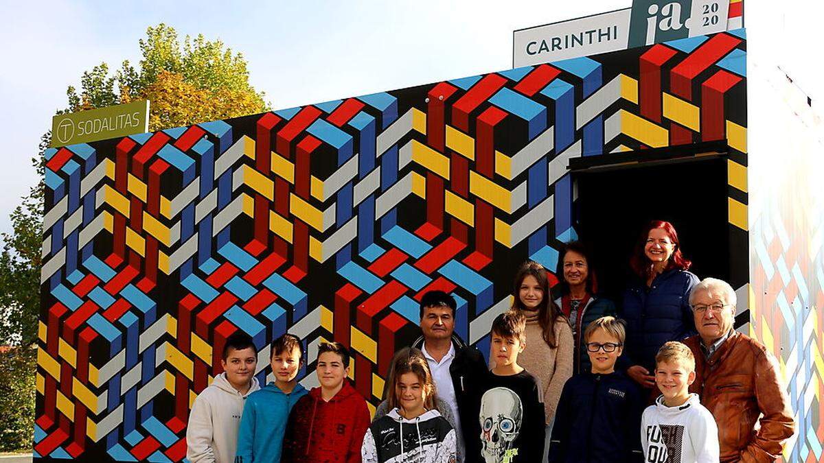 Schüler der Mittelschule Bleiburg besuchten den Bus. Mit dabei Bürgermeister Stefan Visotschnig, Fachinspektor Josef Polesnig, Schulleiterin Christine Meklin-Sumnitsch und Organisatorin Veronika Kušej